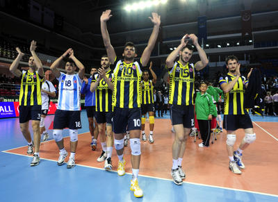 Fenerbahçe Grundig zirveyi bırakmıyor