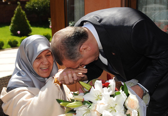 Erdoğanın annesi vefat etti