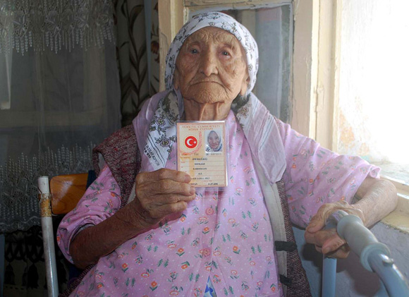Dünyanın en yaşlı kadını Türk vatandaşı oldu
