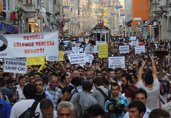 Beyoğlu esnafı yine protestoda