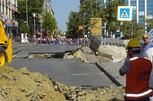 Cami inşaatı yol çökertti