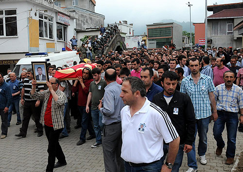 Cenaze Hopa'da: Hepimiz eşkıyayız Cenaze Hopa'da: Hepimiz eşkıyayız