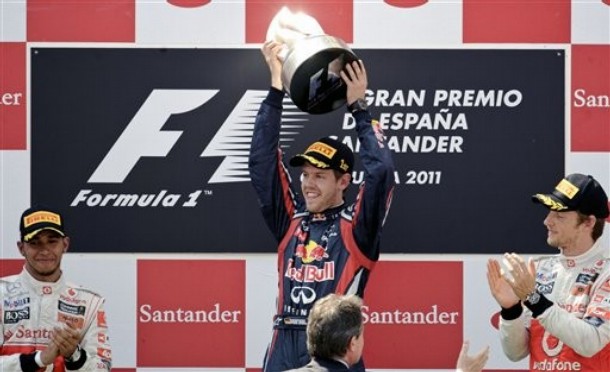 Vettel Hamiltonın önünde kazandı
