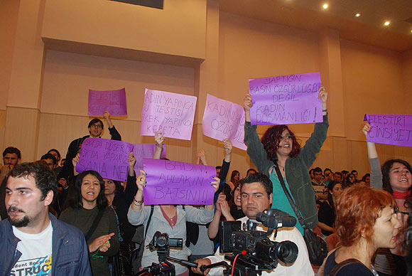 Hıncal Uluça öğrencilerden Defne Joy protestosu