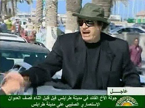 NATO vuruyor, Kaddafi şov yapıyor