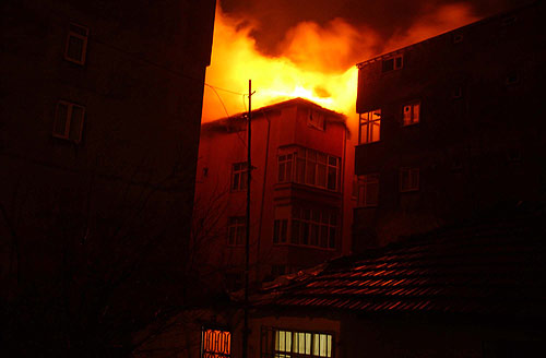 İstanbul'da tarihi bina kül oldu İstanbul'da tarihi bina kül oldu