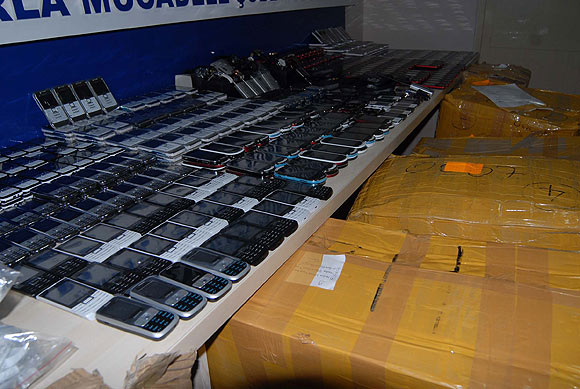 İzmirde kaçak cep telefonu operasyonu: 4 gözaltı