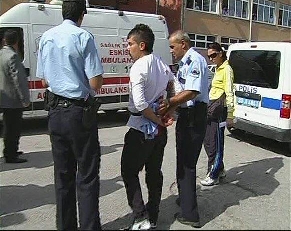 İlk günde okulda şiddet