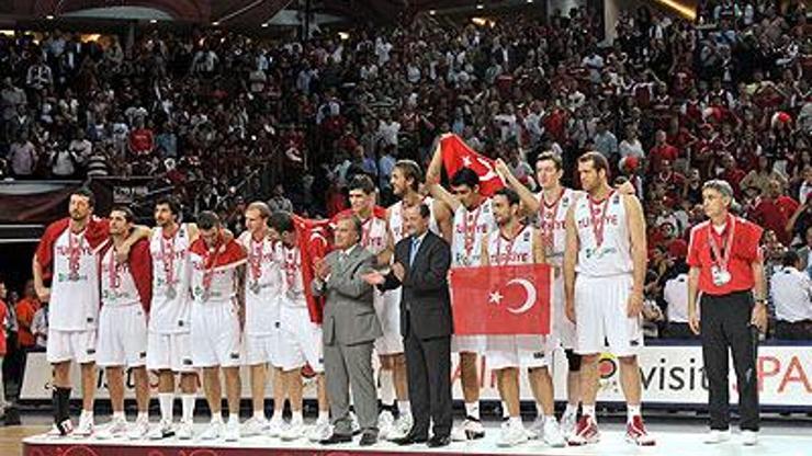 12 Dev Adamın posterleri köprüde