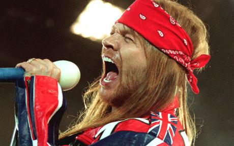 Guns N’ Roses’a şişe yağdırıp sahneden kovdular