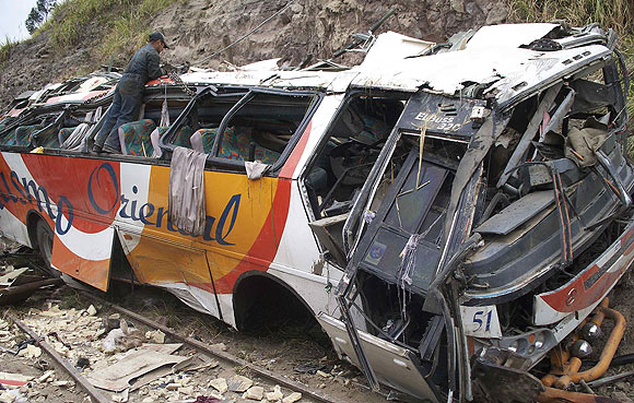 Ekvadorda otobüs uçuruma yuvarlandı: 38 ölü