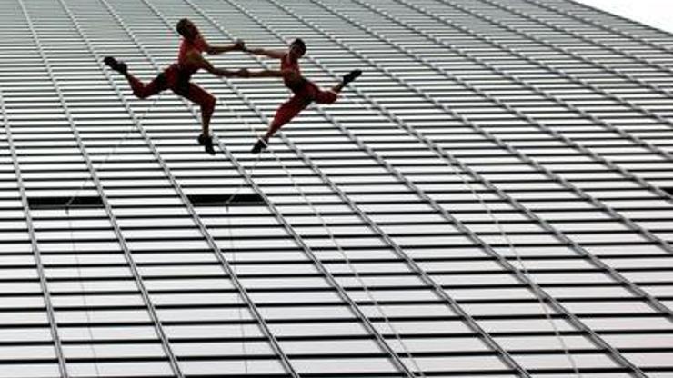 Gökdelenin tepesinde dans