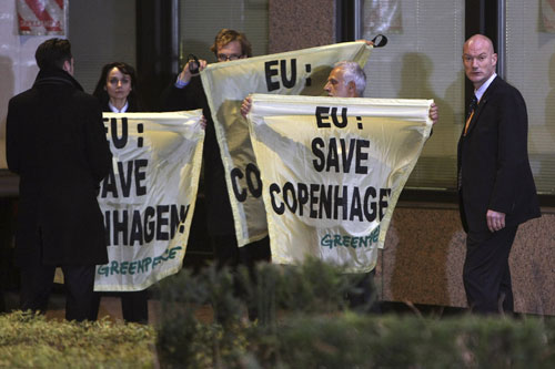 Greenpeace üyeleri AB zirvesini bastı