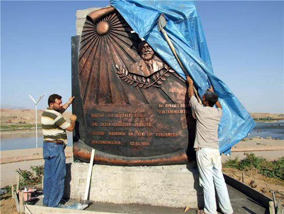 Eski DEP vekili Orhan Doğanın heykeli kaldırıldı