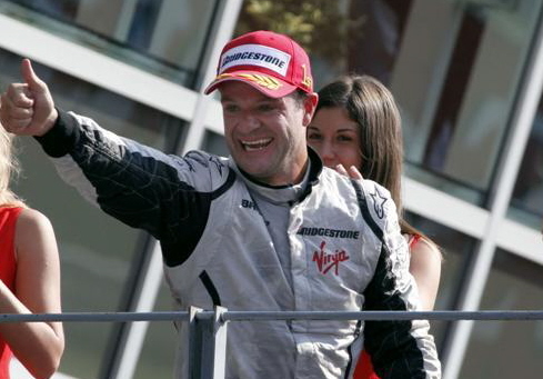 Monzada Barrichello kazandı