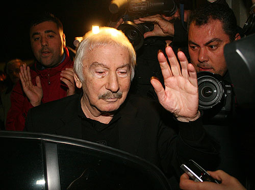 İlhan Selçuk hala yoğun bakımda