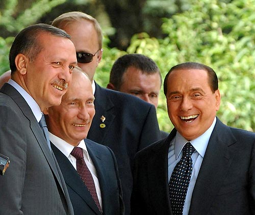 Berlusconi tarihi imzada kendine de pay çıkardı