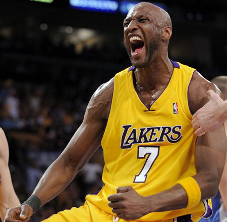 Odom uyandı, Lakers 3-2 önde