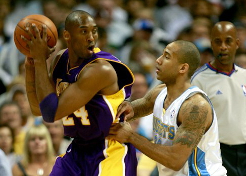 Kobe köpürdü, Lakers kazandı