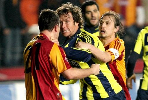 21 numaralı ayağıma bastı, kafa attım