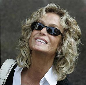 Oyuncu Farrah Fawcett taburcu oldu