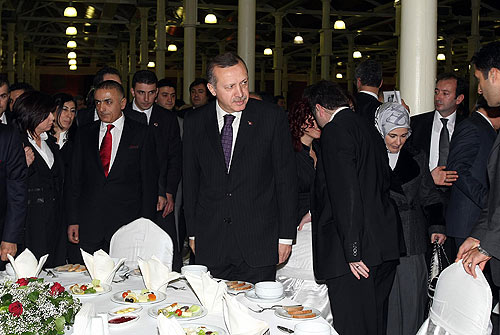 Başbakan Erdoğan Alevi iftarında Başbakan Erdoğan Alevi iftarında