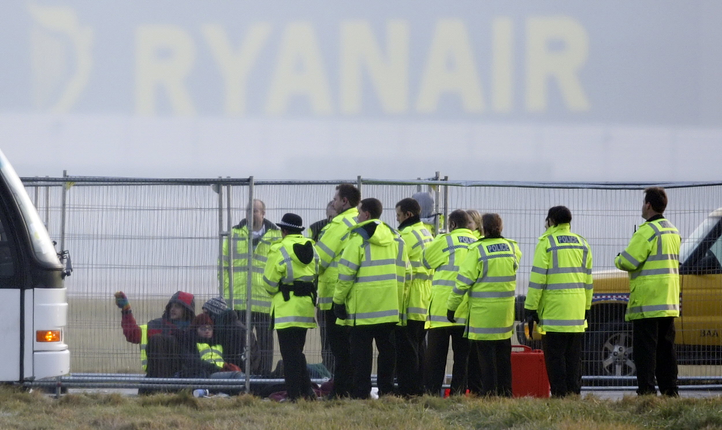 İngilterede çevreciler havaalanını bastı