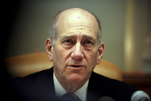 Ehud Olmert bir dosyadan kurtuldu