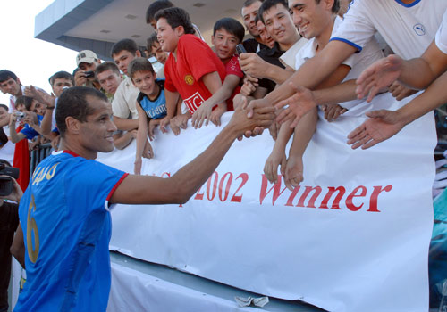 Rivaldo Özbekistanda gollerle başladı