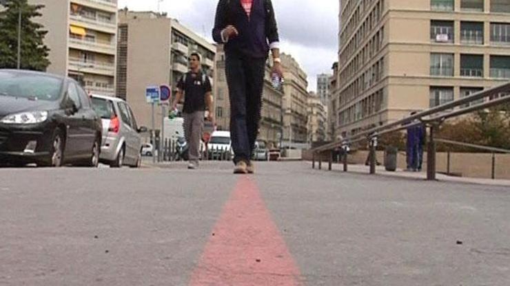 Marsilyanın yollarındaki kırmızı çizgi ne işe yarar