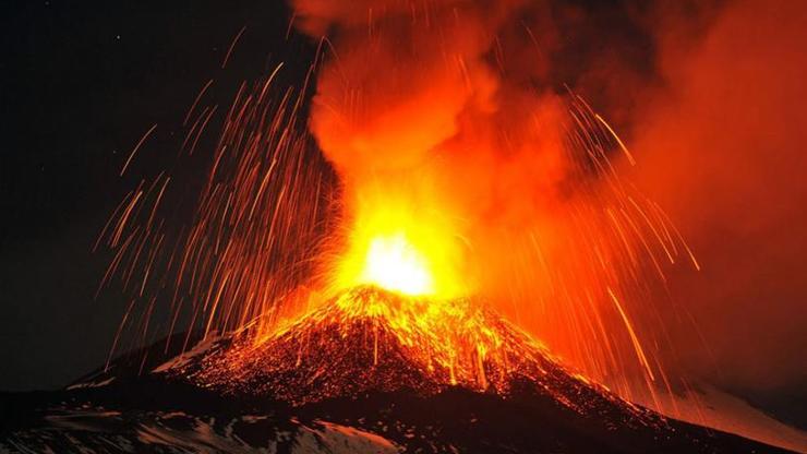 Volkan bilimci volkanın içine düştü