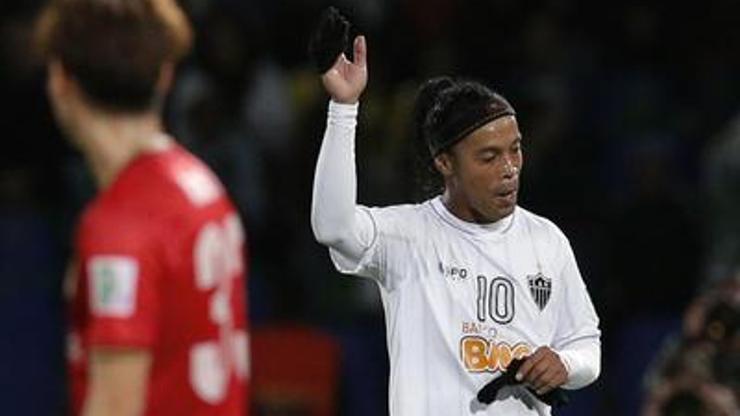 Beşiktaş Ronaldinhoyu kandırmaya çalışıyor