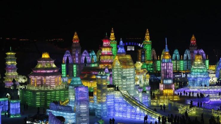 Çindeki buzdan kent büyülüyor