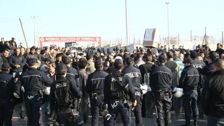 Motorin zammını ayakkabı kutusuyla proteste ettiler