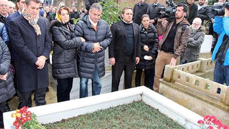 Mehmet Ali Birand, mezarı başında anıldı