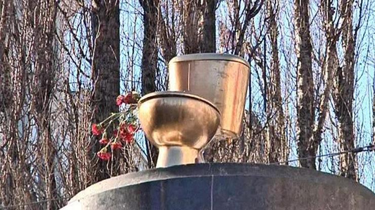Lenin Heykeli yerine Altın Tuvalet