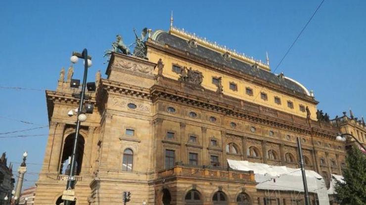 Pragtaki milli tiyatro binasının yapılış hikayesi nedir