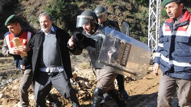 Jandarma müdahalesi HES'e yolu açtı Jandarma müdahalesi HES'e yolu açtı