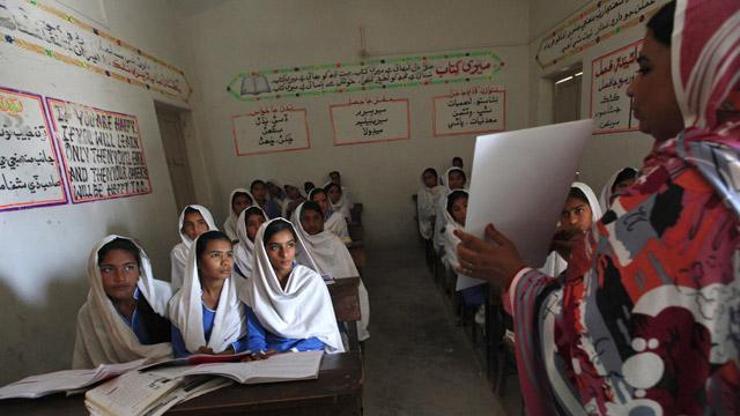 Pakistanda okullarda kız öğrencilere cinsel eğitim