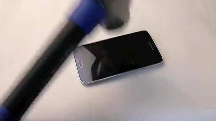 Galaxy S5 çekiç testi bakın nasıl sonuçlandı