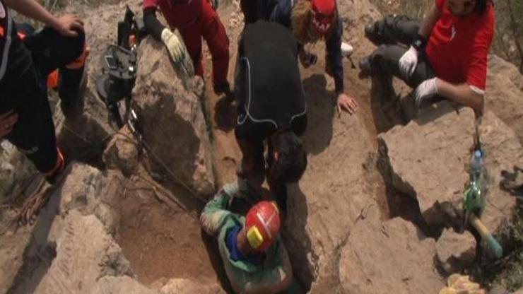 Eskişehirde mağarada mahsur kalan defineci kurtarıldı