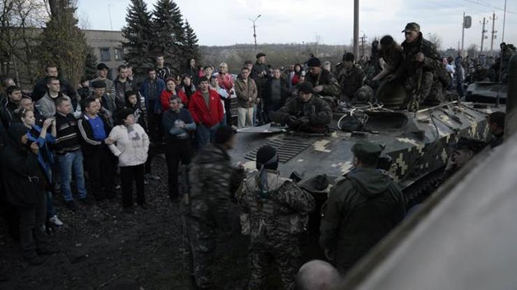 Ukraynada halk tankların önüne geçti