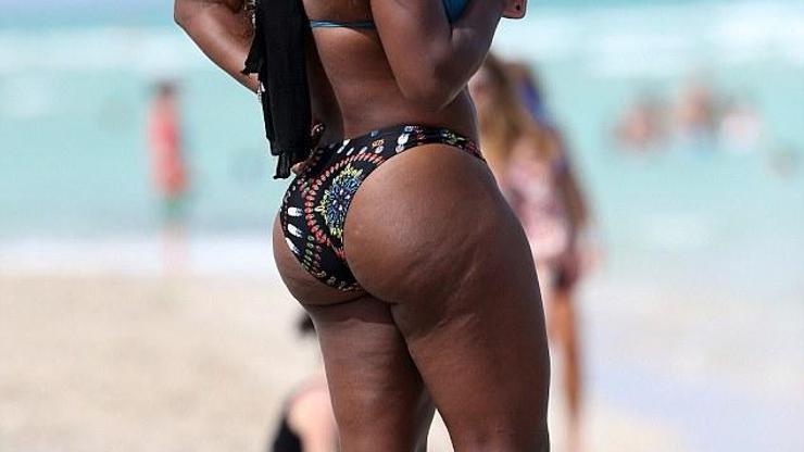 Serena Williams bu kez plajda ve bikinili