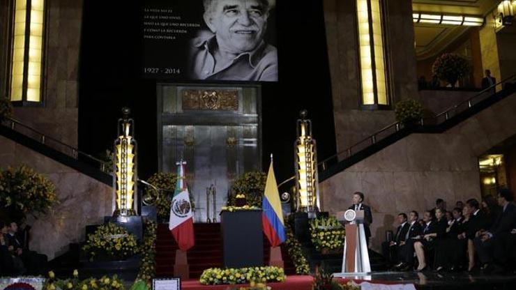 Gabriel Garcia Marqueze sarı güllerle tören