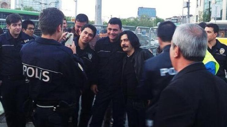 Okan Bayülgen Taksimde polislerle poz verdi