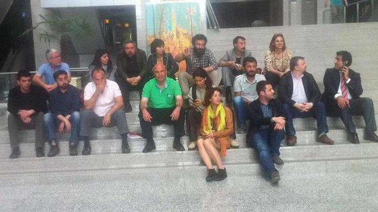 1 Mayıs gözaltıları... Avukatlar oturma eyleminde
