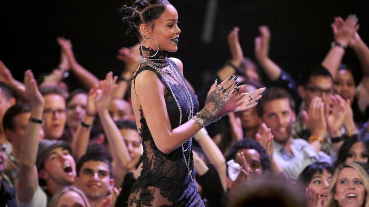 Rihanna transparan elbisesiyle göz kamaştırdı