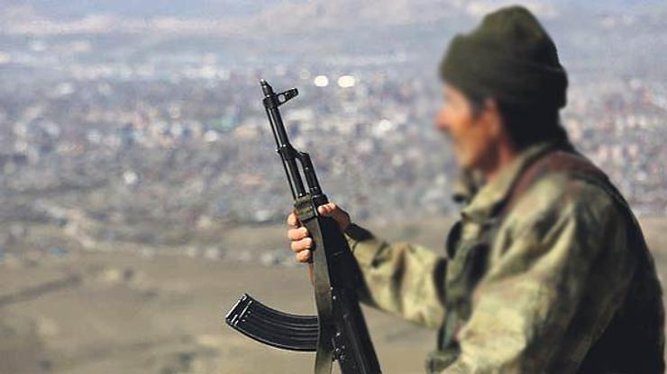 Korucular, PKK kıyafetiyle köy kahvesini bastı