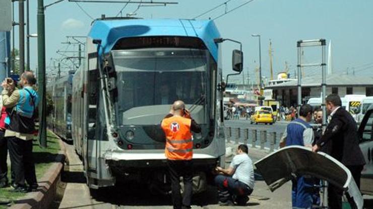 Tramvay ile İETT otobüsü çarpıştı: 3 yaralı