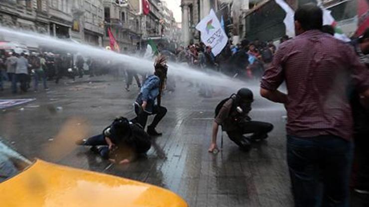 Galatasaray Lisesi önünde polis müdahalesi